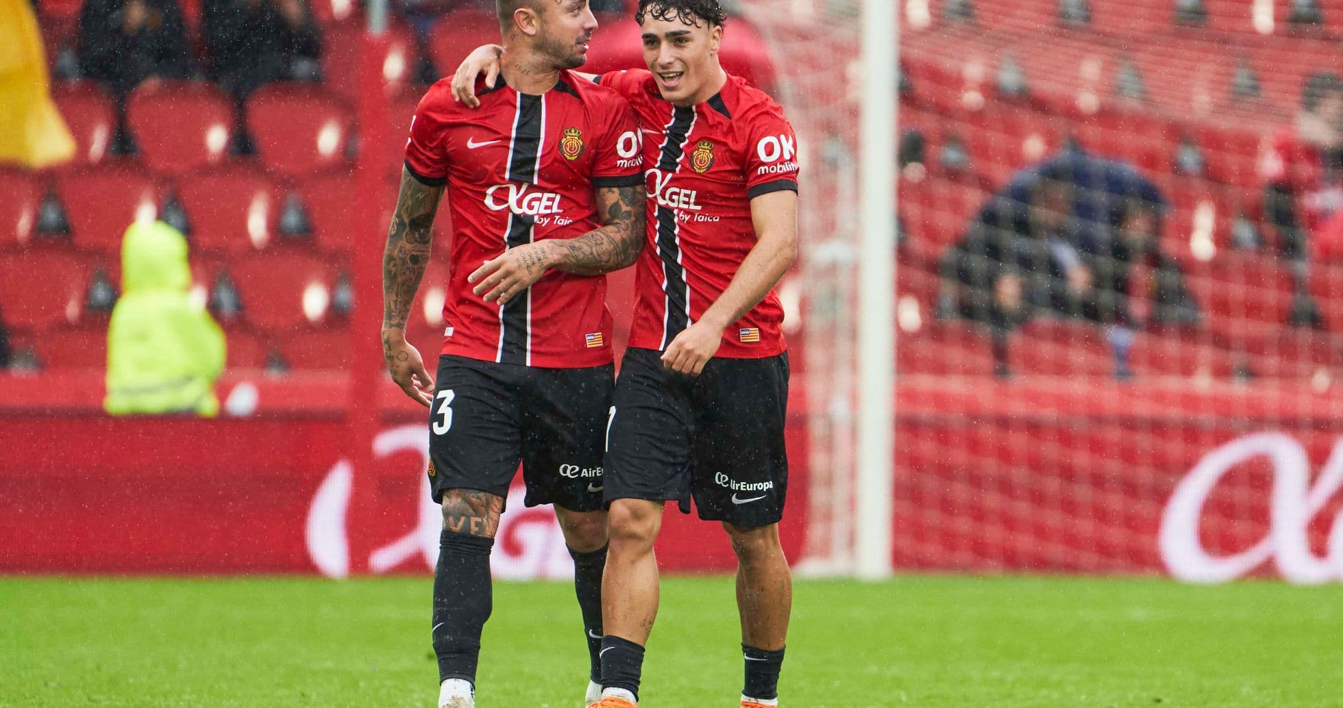 İki Mallorca oyunçusu qələbə münasibətilə sevinir