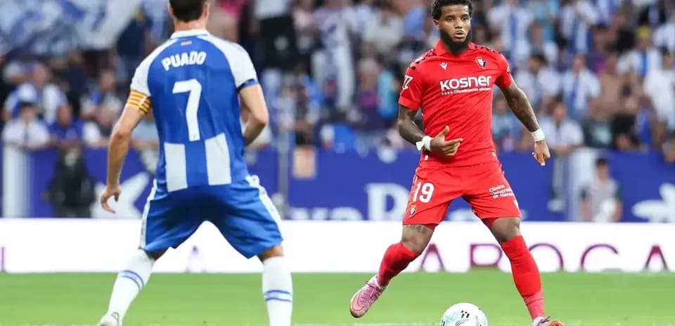 Osasuna futbolçusu topu idarə edir