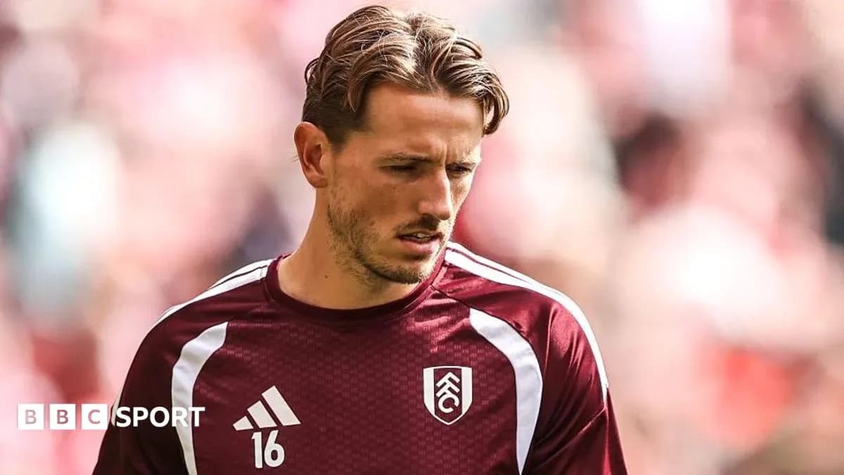 Futbolçu 16 nömrəli forma ilə isti-up zamanı
