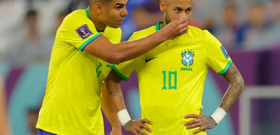 Casemiro whispering to Neymar during match