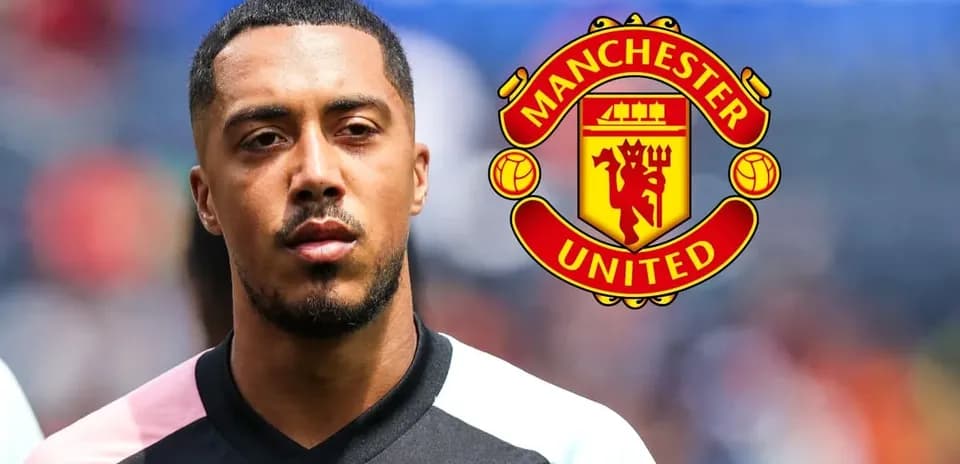 Futbolçu Manchester United logosu ilə ön planda