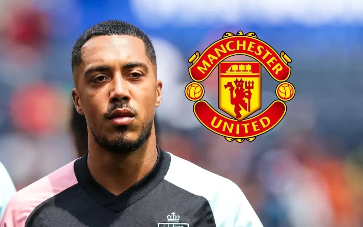 Futbolçu Manchester United logosu ilə ön planda