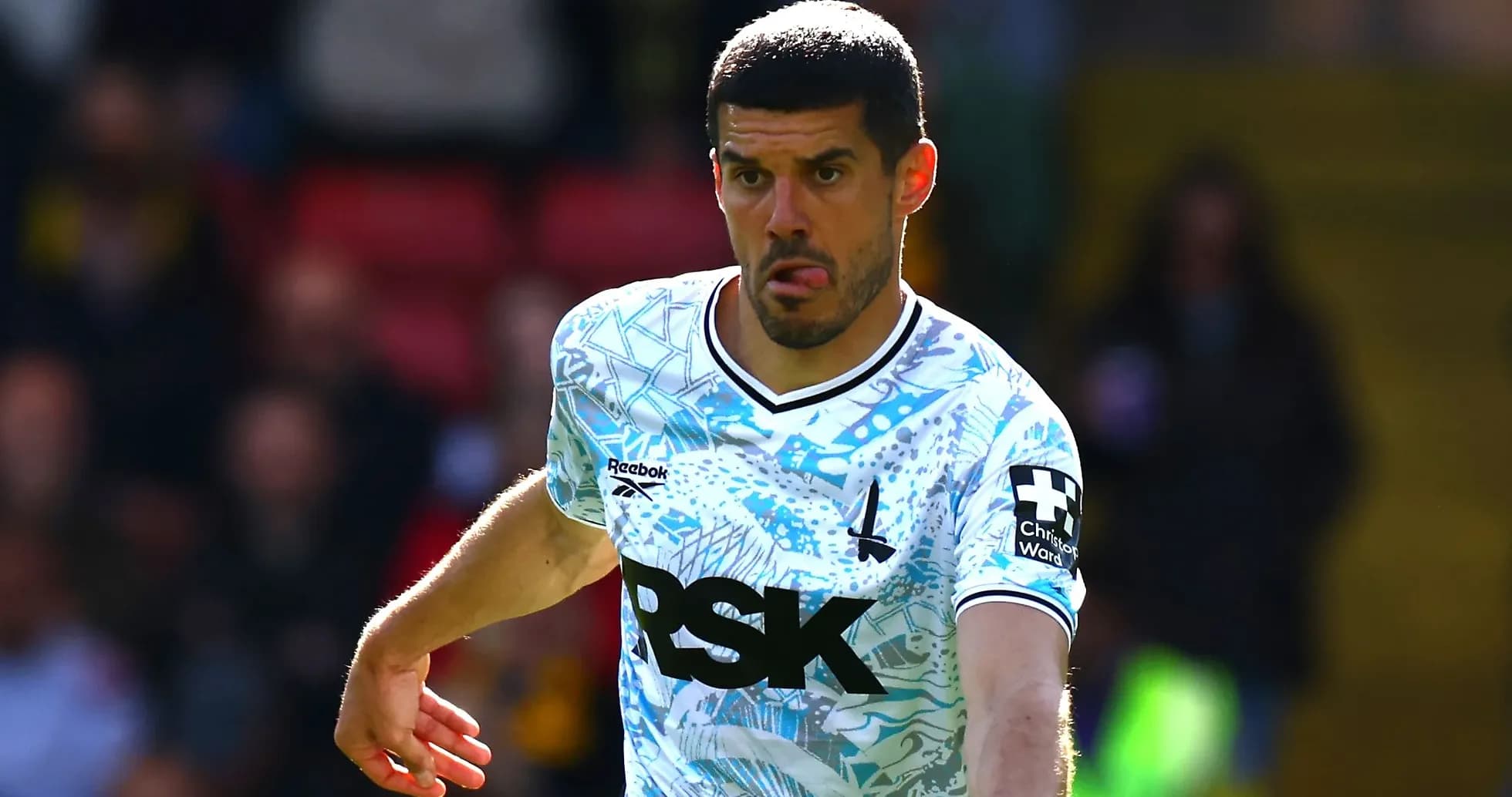 Futbolçu oyunda topu idarə edir