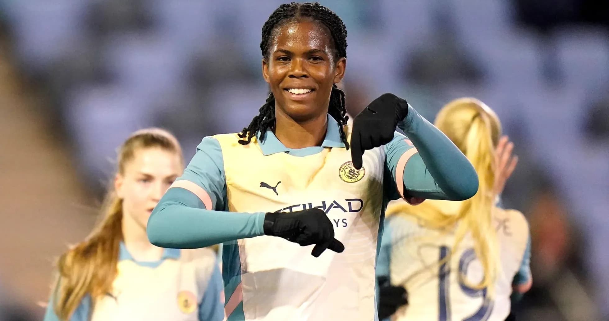 Manchester City W futbolçusu sevinir