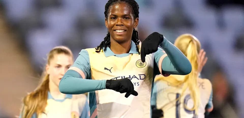 Manchester City W futbolçusu sevinir