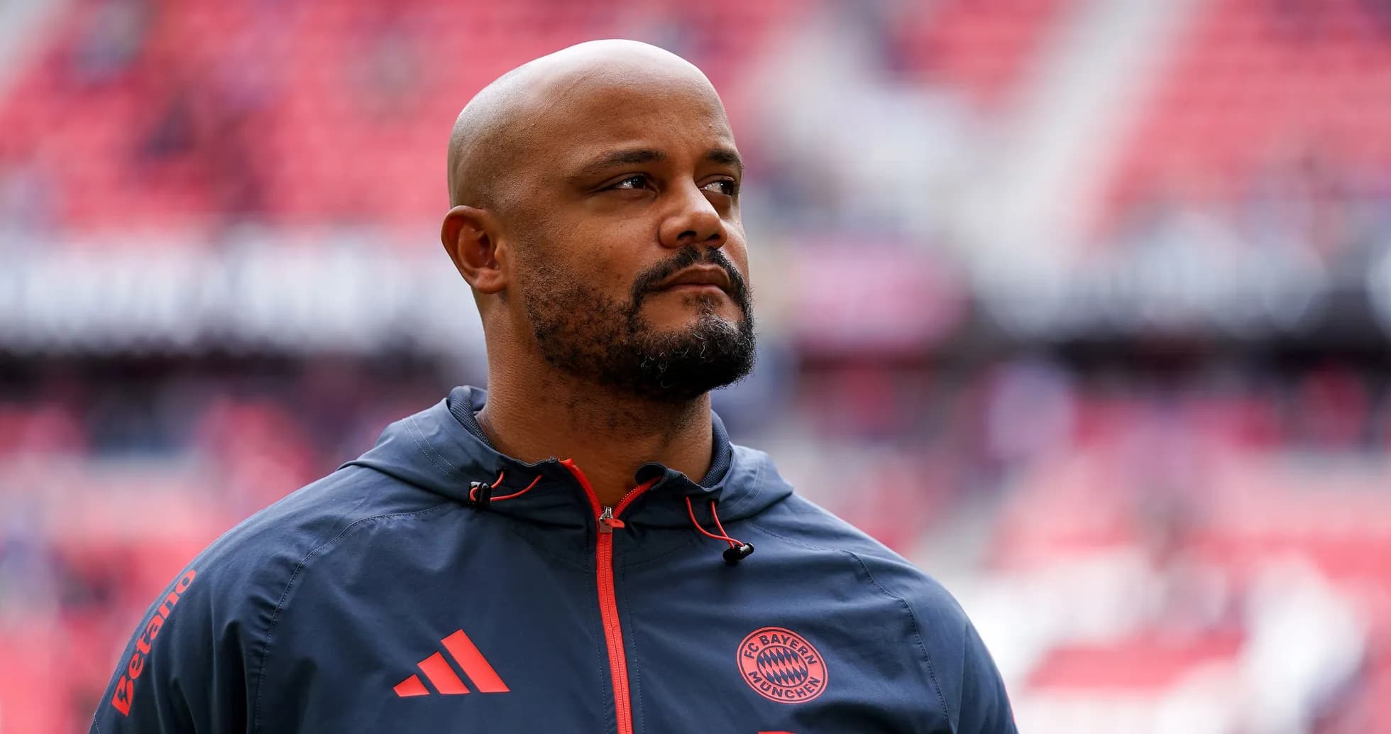 Bayern Munich coach observing before the match