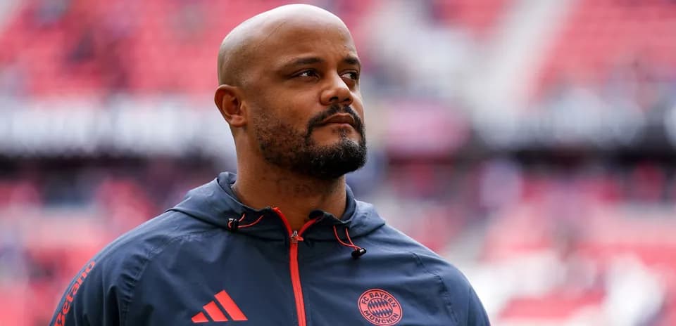 Bayern Munich coach observing before the match