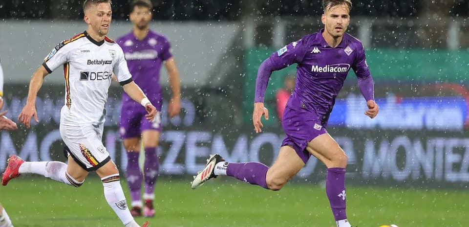 Lecce və Fiorentina oyunu zamanı oyunçular