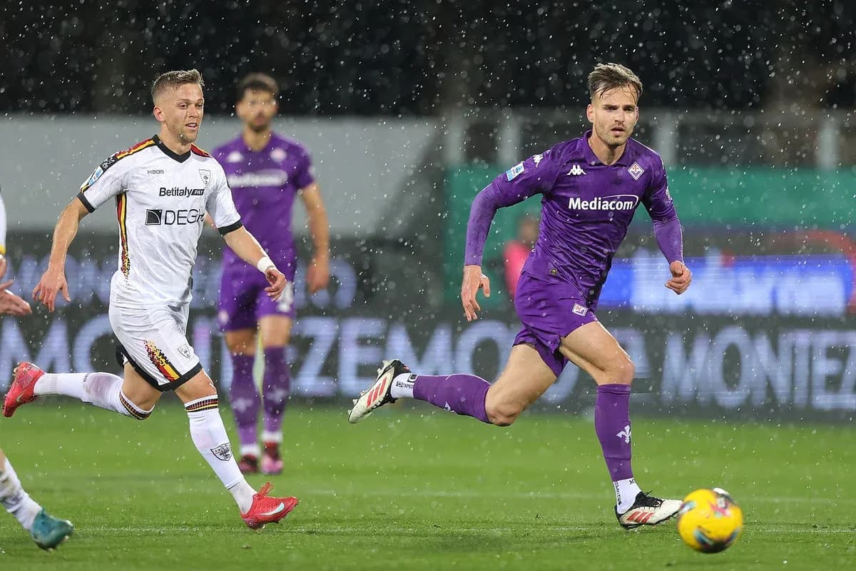 Lecce və Fiorentina oyunu zamanı oyunçular