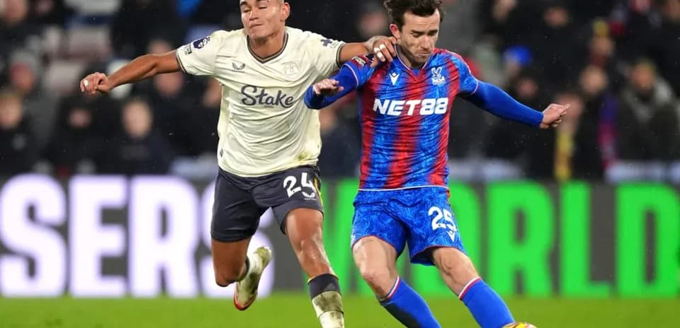 Crystal Palace və Everton futbolçuları mübarizə aparır