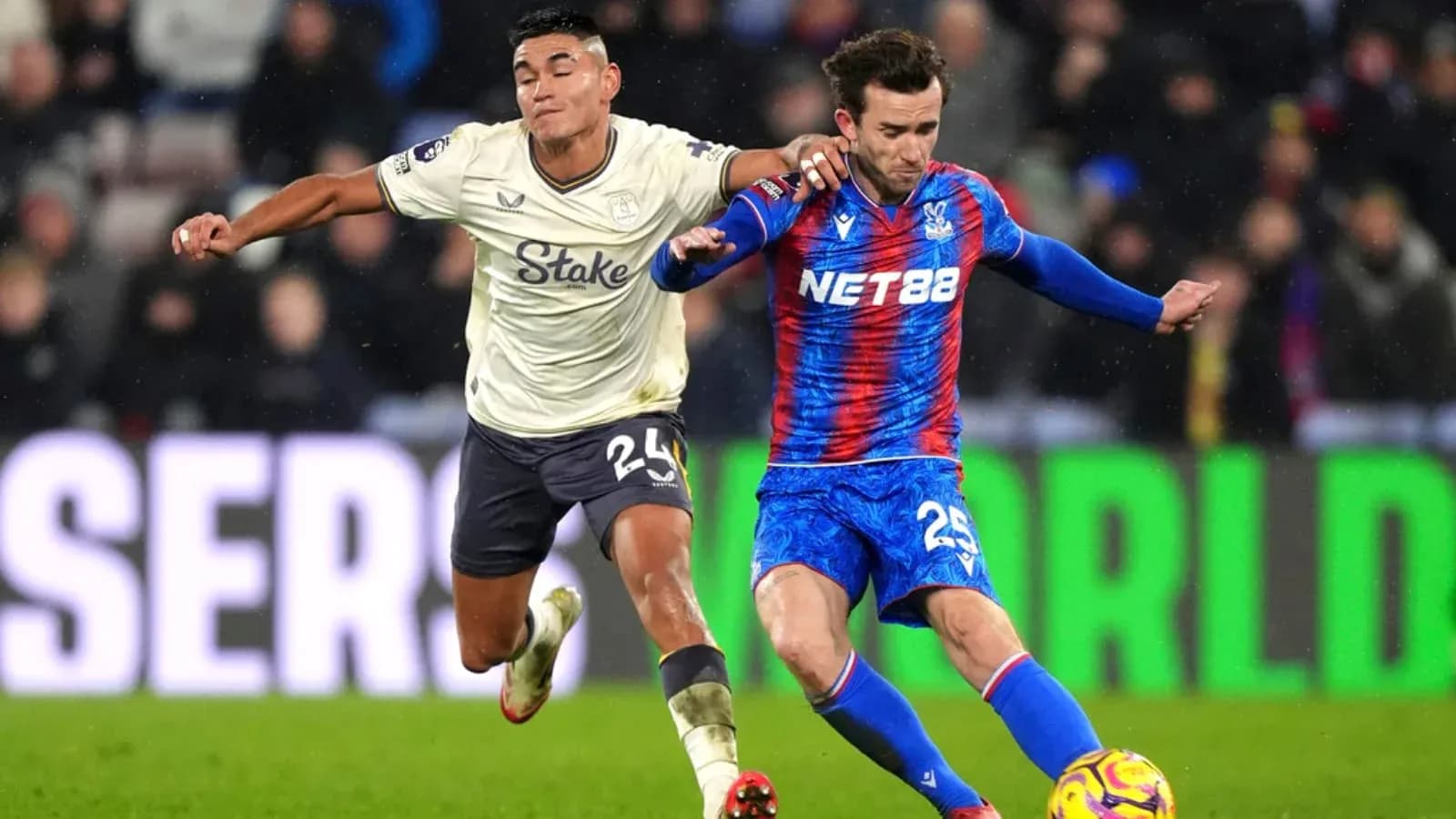 Crystal Palace və Everton futbolçuları mübarizə aparır