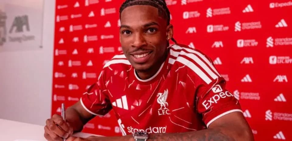Futbolçu imza atarkən LFC formasında
