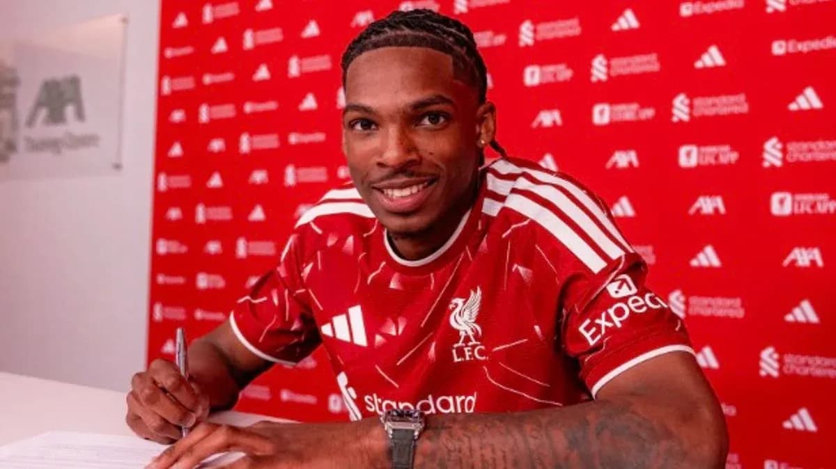 Futbolçu imza atarkən LFC formasında