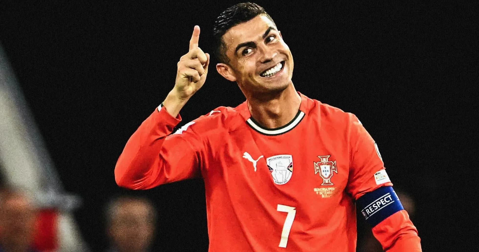 Futbolçu qırmızı formada qol sevinci yaşayır