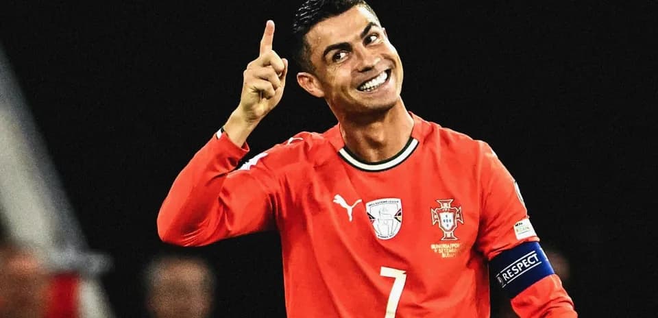 Futbolçu qırmızı formada qol sevinci yaşayır
