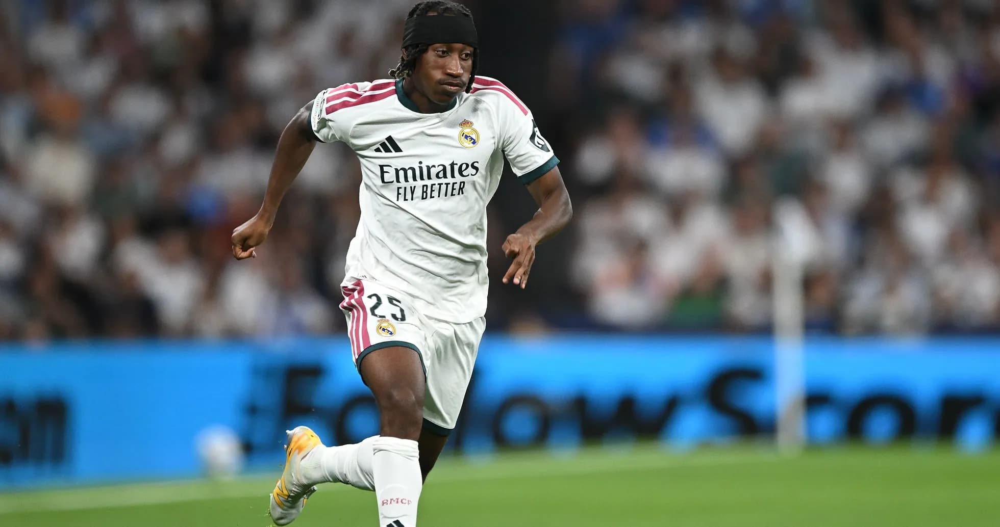 Futbolçu Real Madrid formasında top sürür