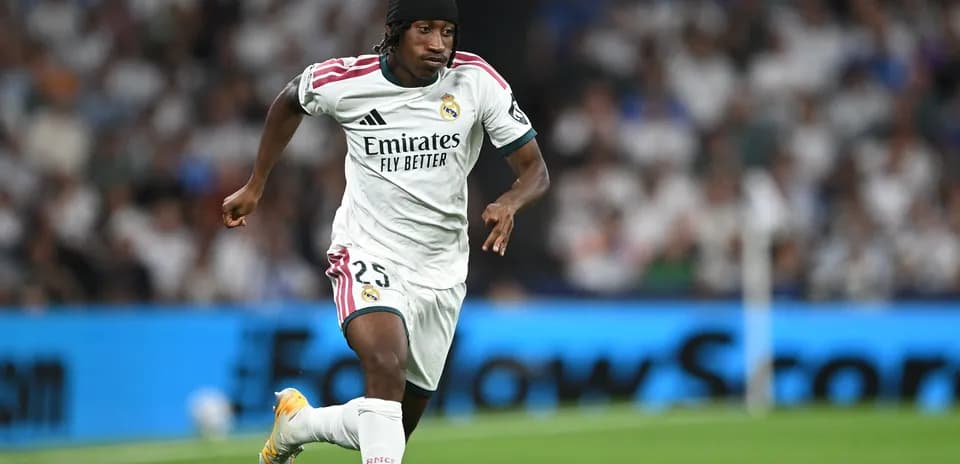 Futbolçu Real Madrid formasında top sürür