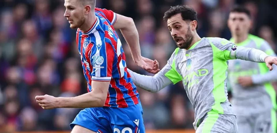 Crystal Palace və Manchester City oyunçuları mübarizə aparır