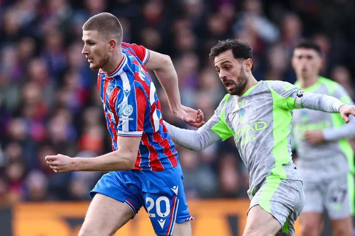Crystal Palace və Manchester City oyunçuları mübarizə aparır