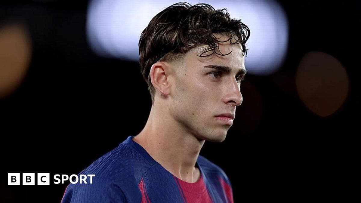 Futbolçu mavi-qırmızı formanı geyinmiş halda