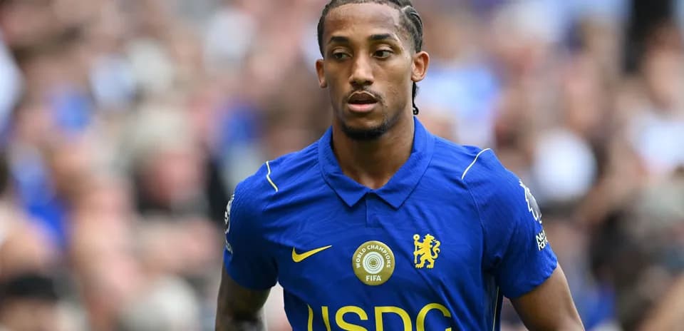 Futbolçu Chelsea formasında oyun sahasında yürüyür