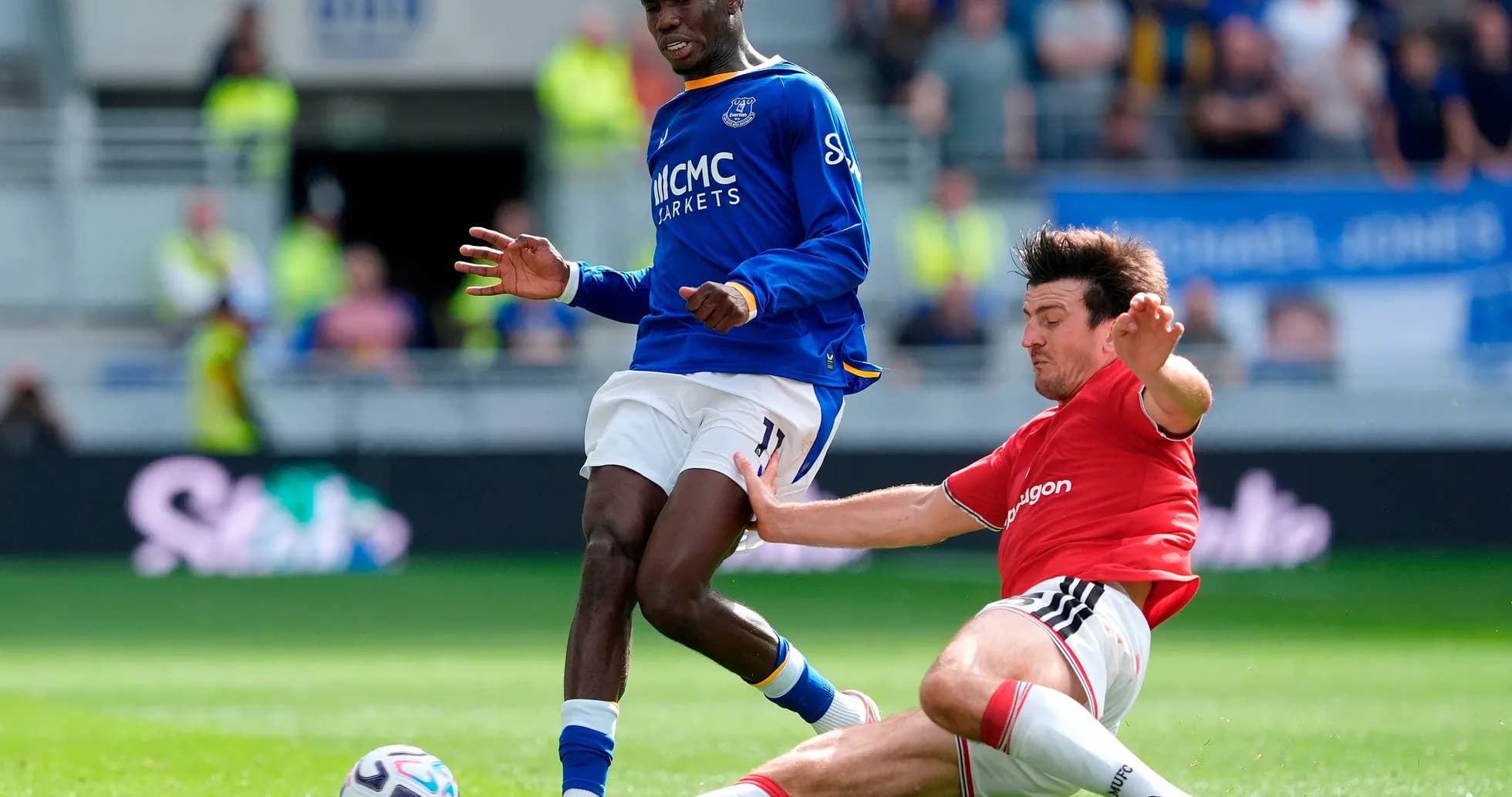 Everton və Manchester United futbolçuları mübarizə aparır