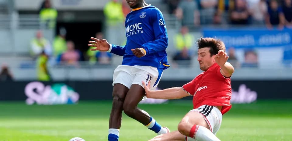 Everton və Manchester United futbolçuları mübarizə aparır