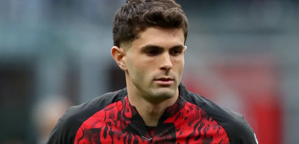Futbolçu AC Milan formasında oyun sahasında