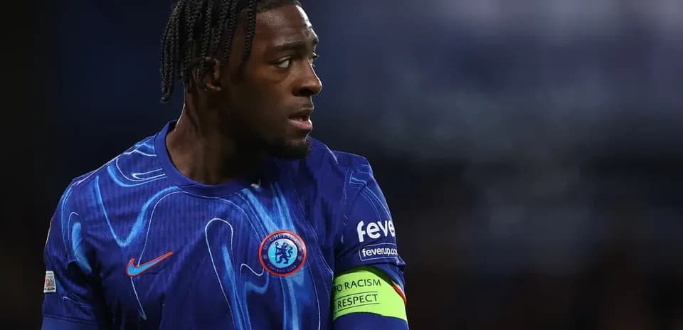 Futbolçu mavi forma ilə oyun zamanı