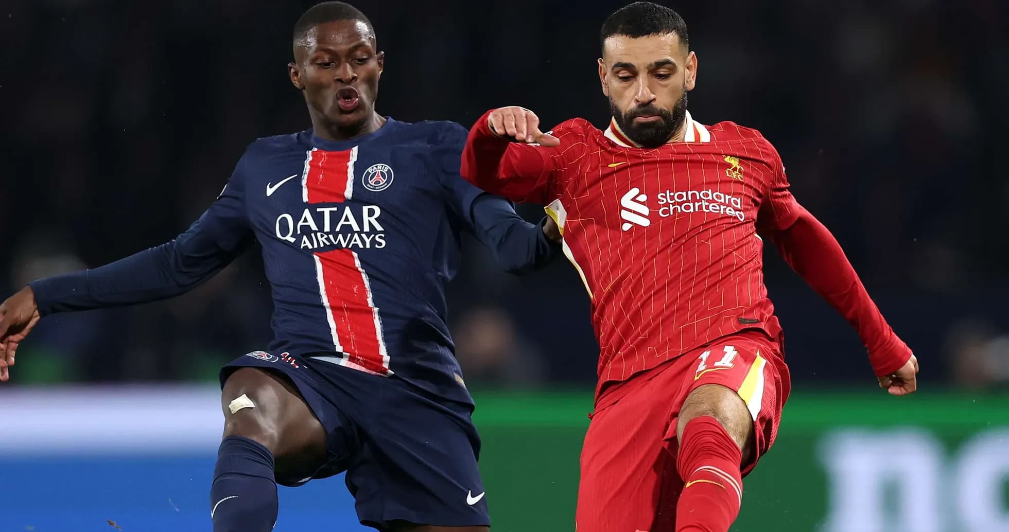 Paris Saint Germain və Liverpool oyunçuları mübarizə aparır