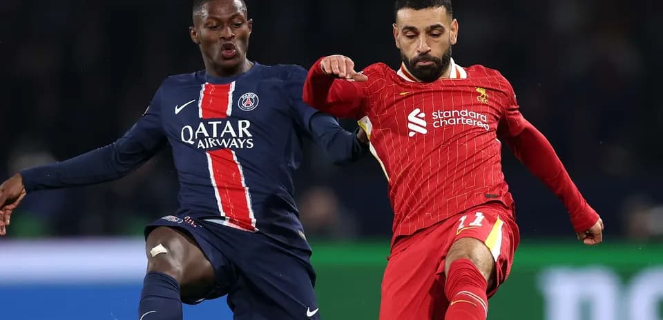 Paris Saint Germain və Liverpool oyunçuları mübarizə aparır