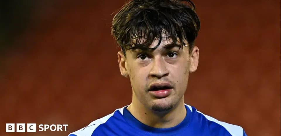 Futbolçu mavi forma ilə oyun sonrası görünür
