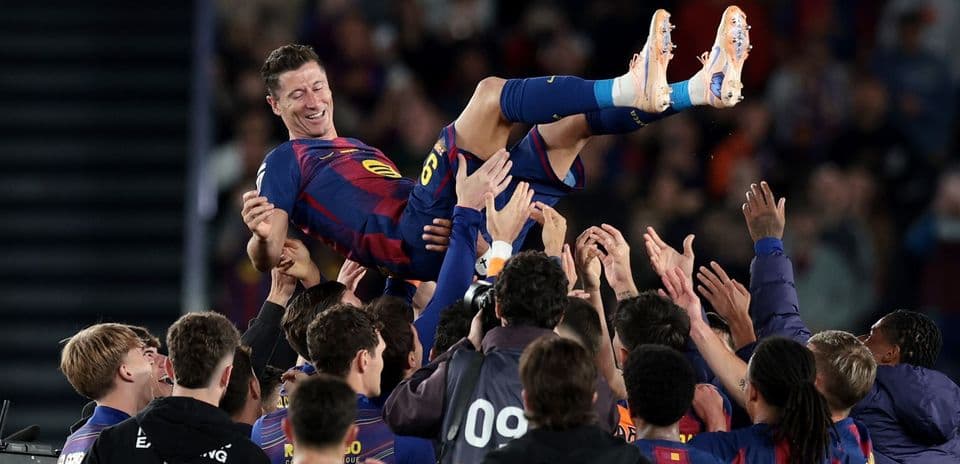 Robert Lewandowski Barcelona oyunçuları tərəfindən qaldırılır