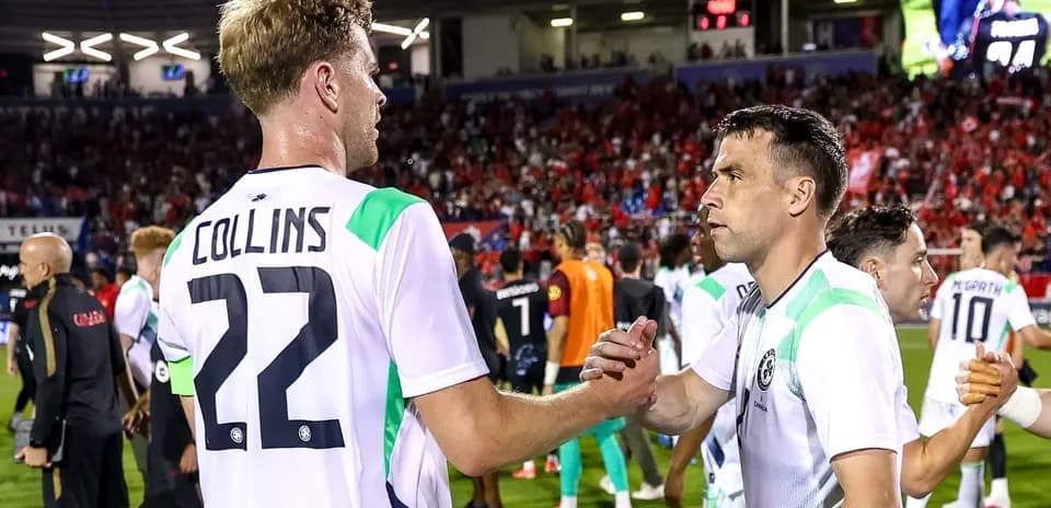 İki futbolçu matç sonrası bir-birinə əl sıxır