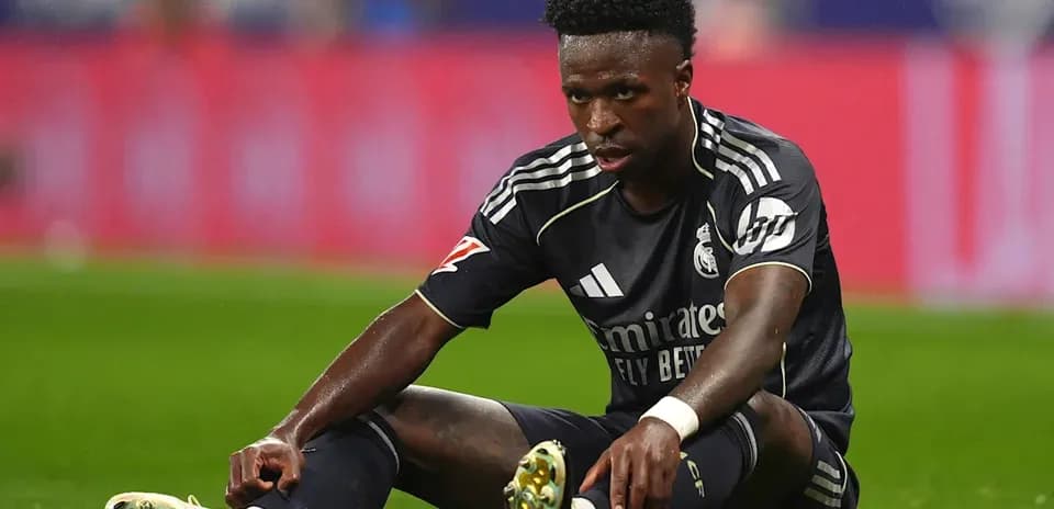 Futbolçu Vinícius Júnior yerə oturub, zədələnib