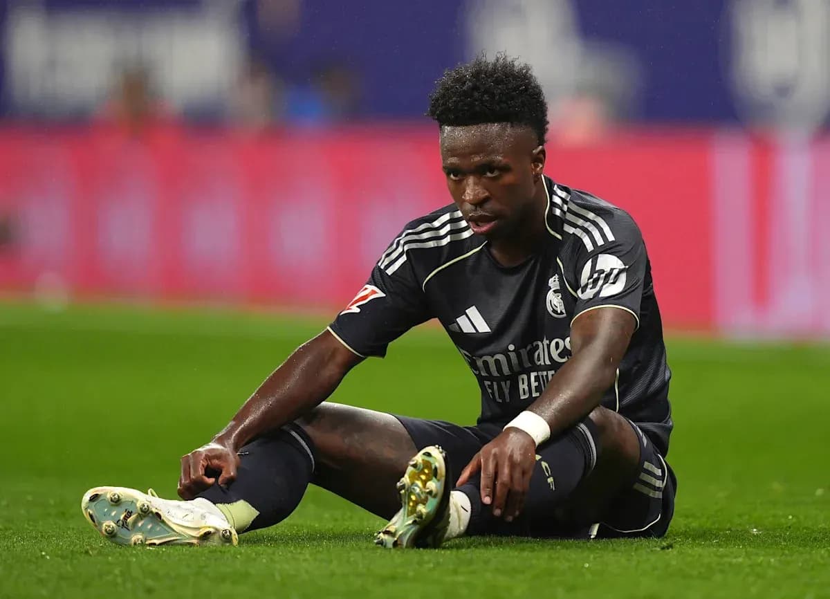 Futbolçu Vinícius Júnior yerə oturub, zədələnib