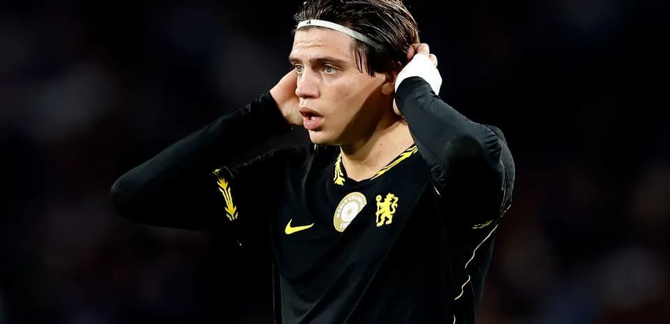 Futbolçu matç zamanı başını tutaraq durur