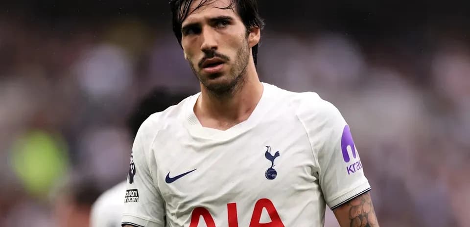 Futbolçu Tottenham formasında meydançada dayanır