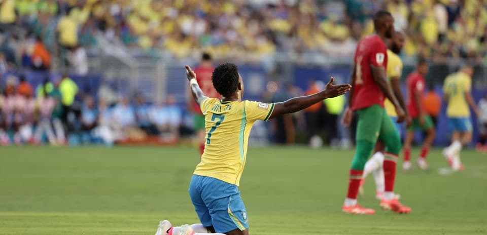 Braziliya oyunçusu qollarını açıb