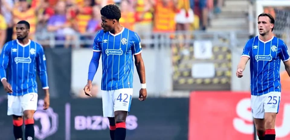 Rangers futbolçuları meydanda