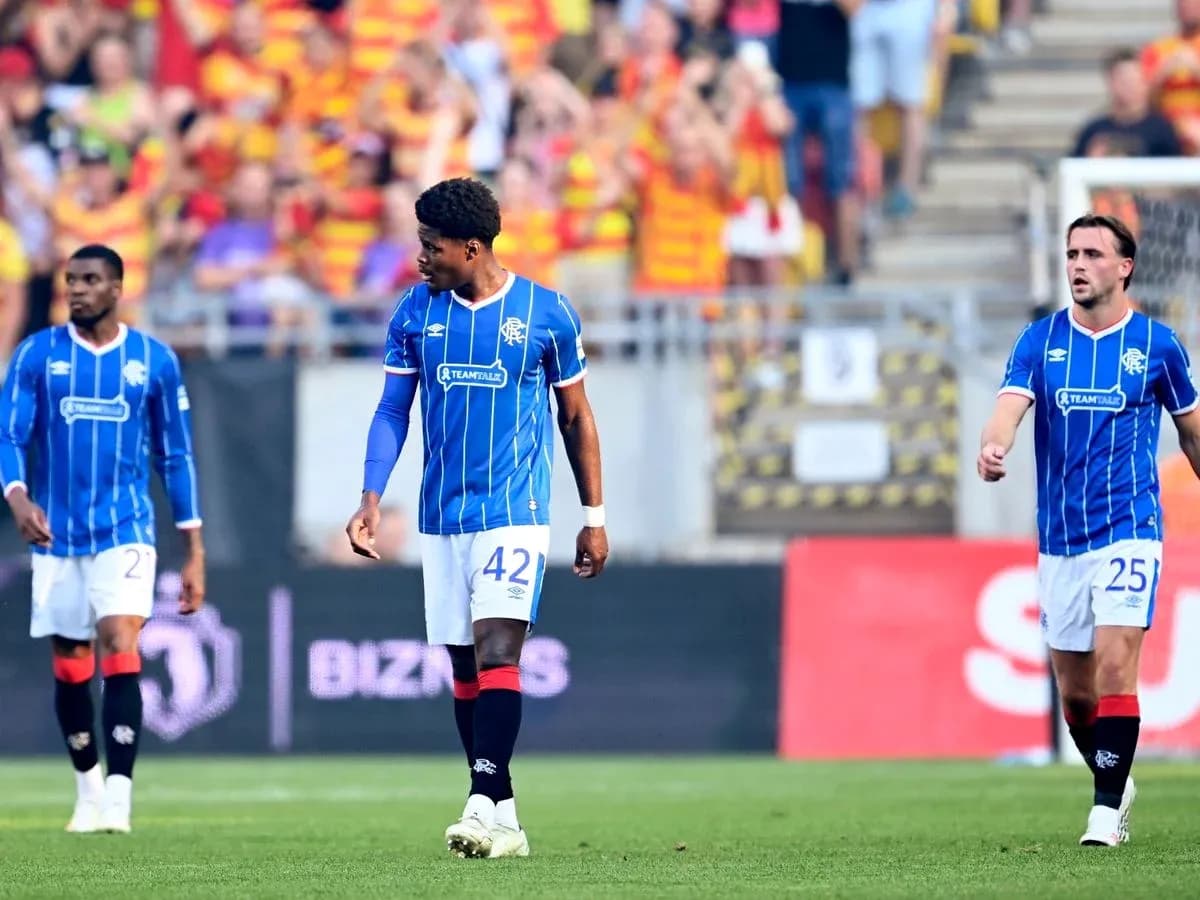 Rangers futbolçuları meydanda