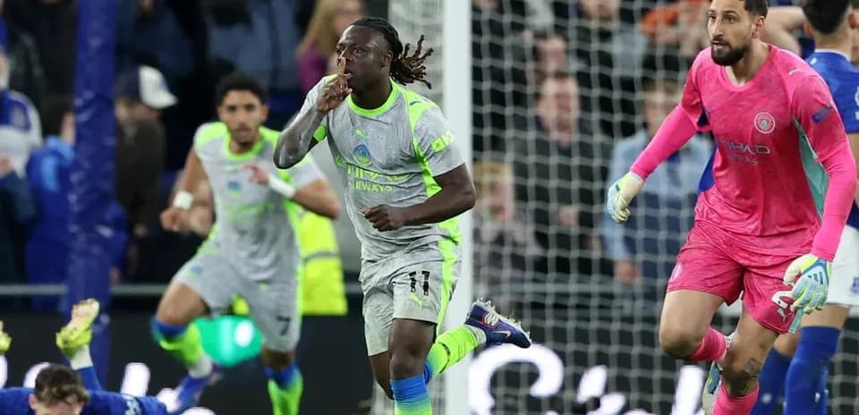 Everton və Manchester City futbolçuları oyunda