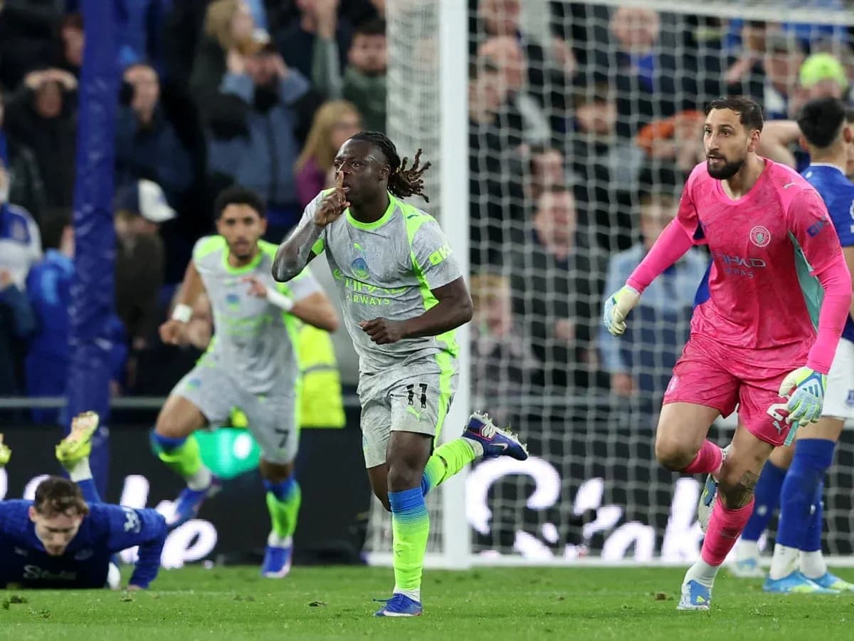 Everton və Manchester City futbolçuları oyunda