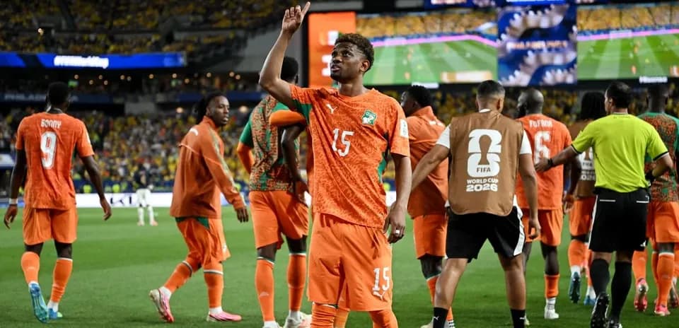 İki komanda futbolçuları meydançada bir araya gəlir