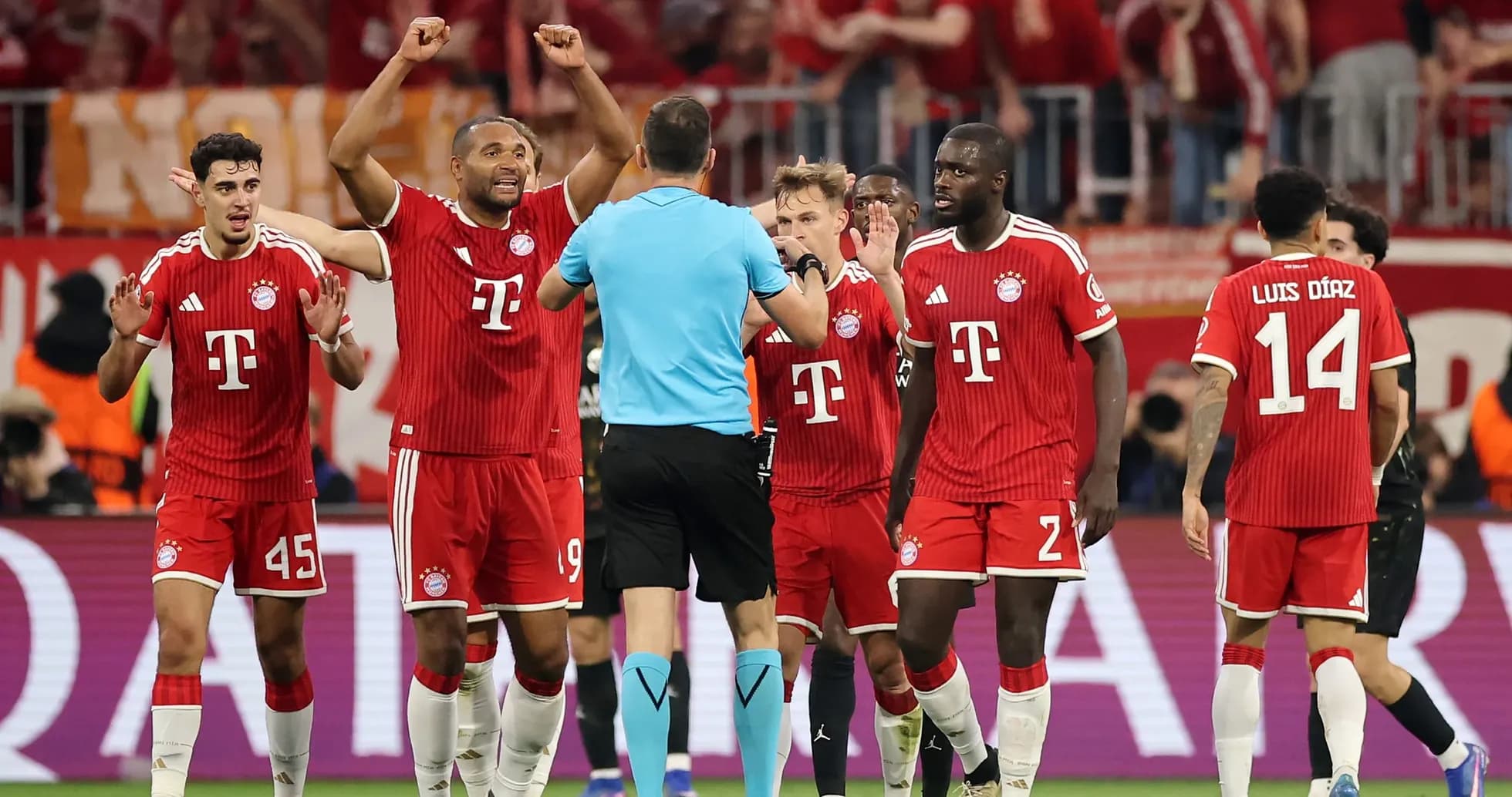 Bayern Münchendən oyunçular referiyə etiraz edirlər