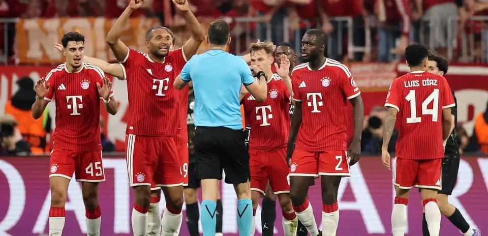 Bayern Münchendən oyunçular referiyə etiraz edirlər