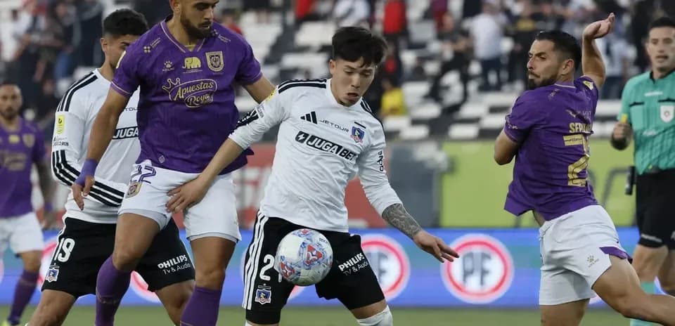 Futbolçuların top üçün mübarizəsi