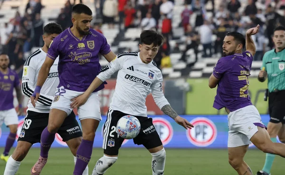 Futbolçuların top üçün mübarizəsi