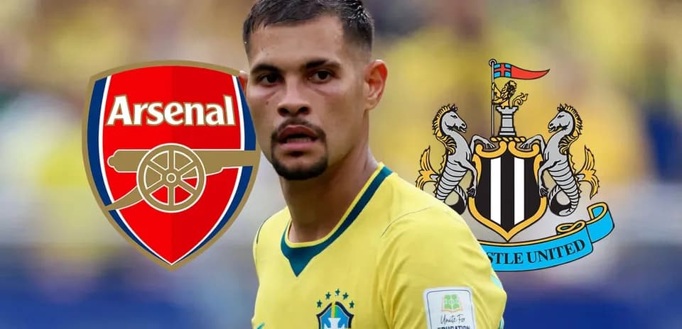 Futbolçu Arsenal və Newcastle emblemləri ilə