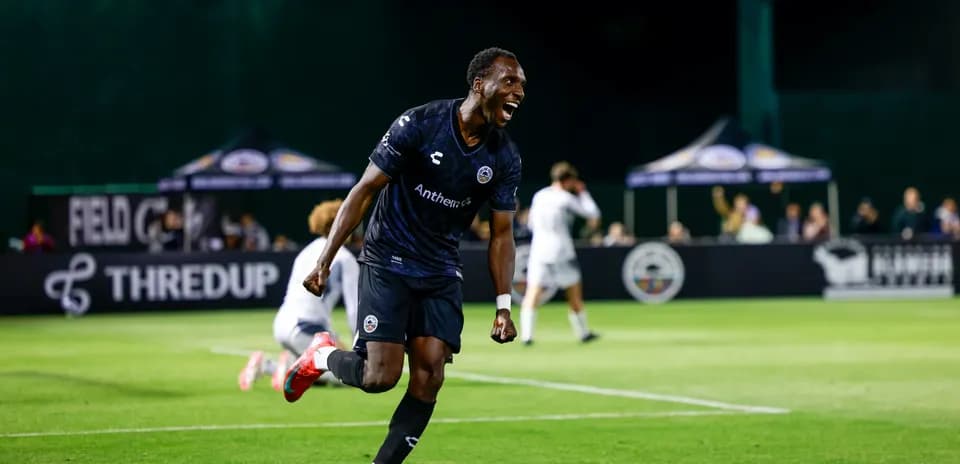 Oyunun qollarını qeyd edən futbolçu